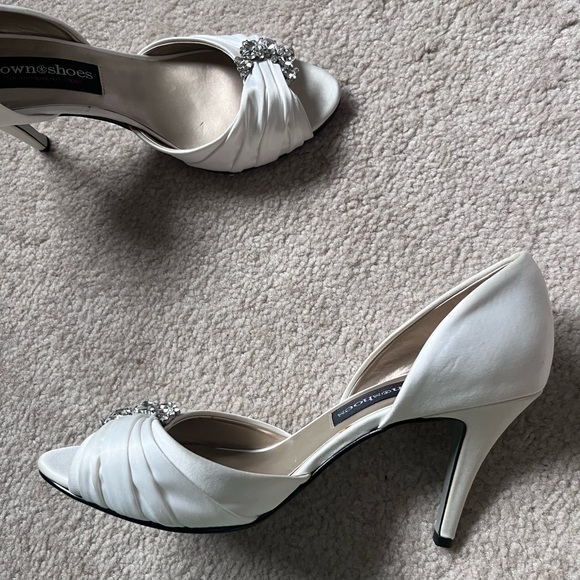 White Satin Peep Toe Pumps Size 7.5 - Picture 5 of 6